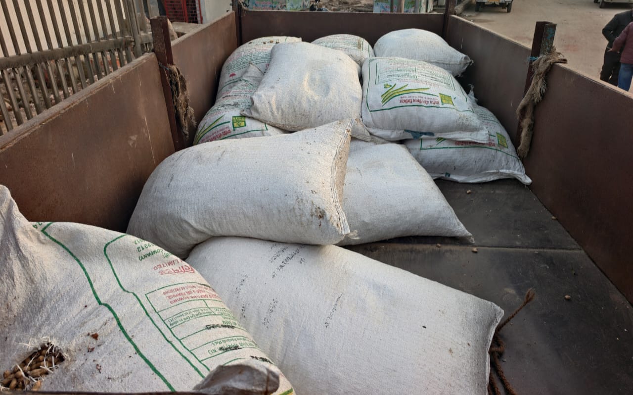 पनियरा में किसानों के हक़ पर डाका, ट्रैक्टर-ट्रॉली में भरकर बाजार भेजा जा रहा सरकारी बीज पकड़ा गया