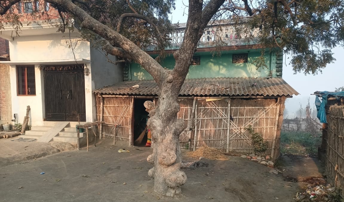 कुशीनगर में दिल दहला देने वाली वारदात: कमरे के अंदर मिला पत्नी का गला कटा शव, पति भी फंदे से लटका