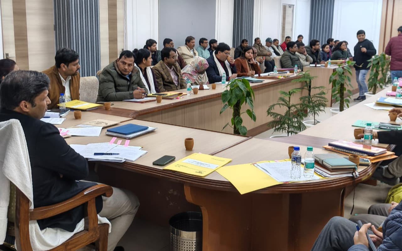 नगर निकायों की योजनाओं की समीक्षा में सख्त हुए डीएम, बोले- जनसुविधाओं में लापरवाही नहीं होगी बर्दाश्त