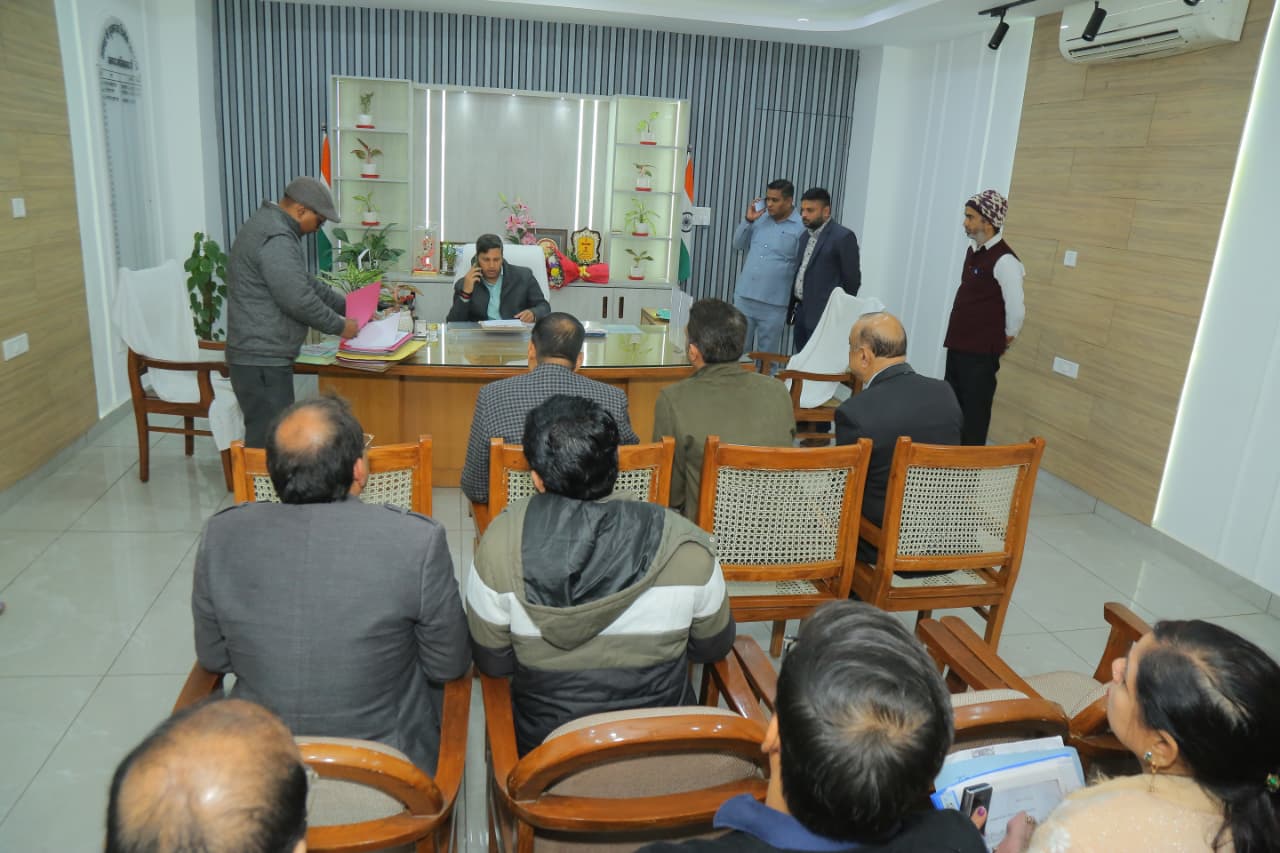 गाजियाबाद: जनता दर्शन में उमड़ी फरियादियों की भीड़, डीएम ने भरोसे के साथ सुनीं शिकायतें