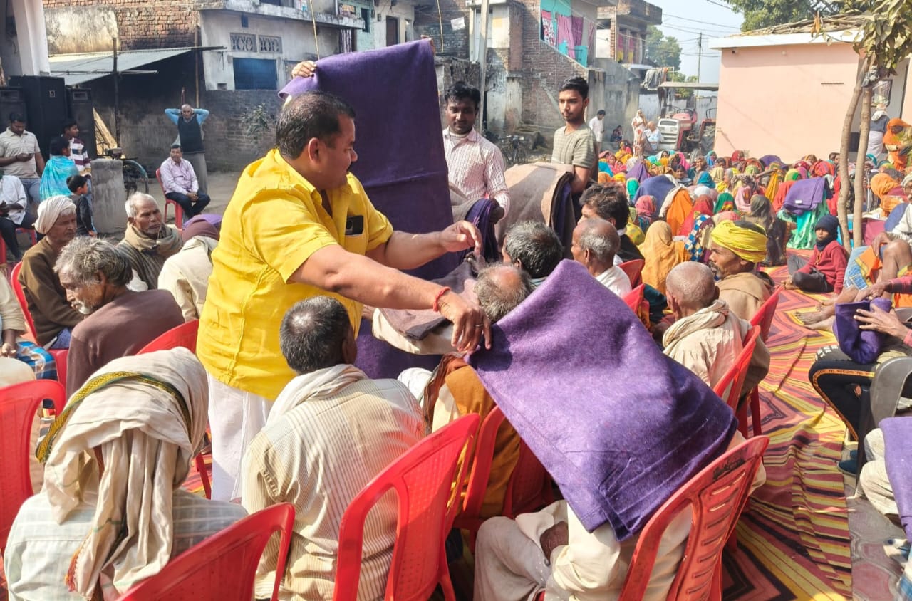 श्रीराम प्राण प्रतिष्ठा की द्वितीय वर्षगांठ पर नरकटहा में सेवा का विराट आयोजन, जरूरतमंदों में बांटे गए कंबल