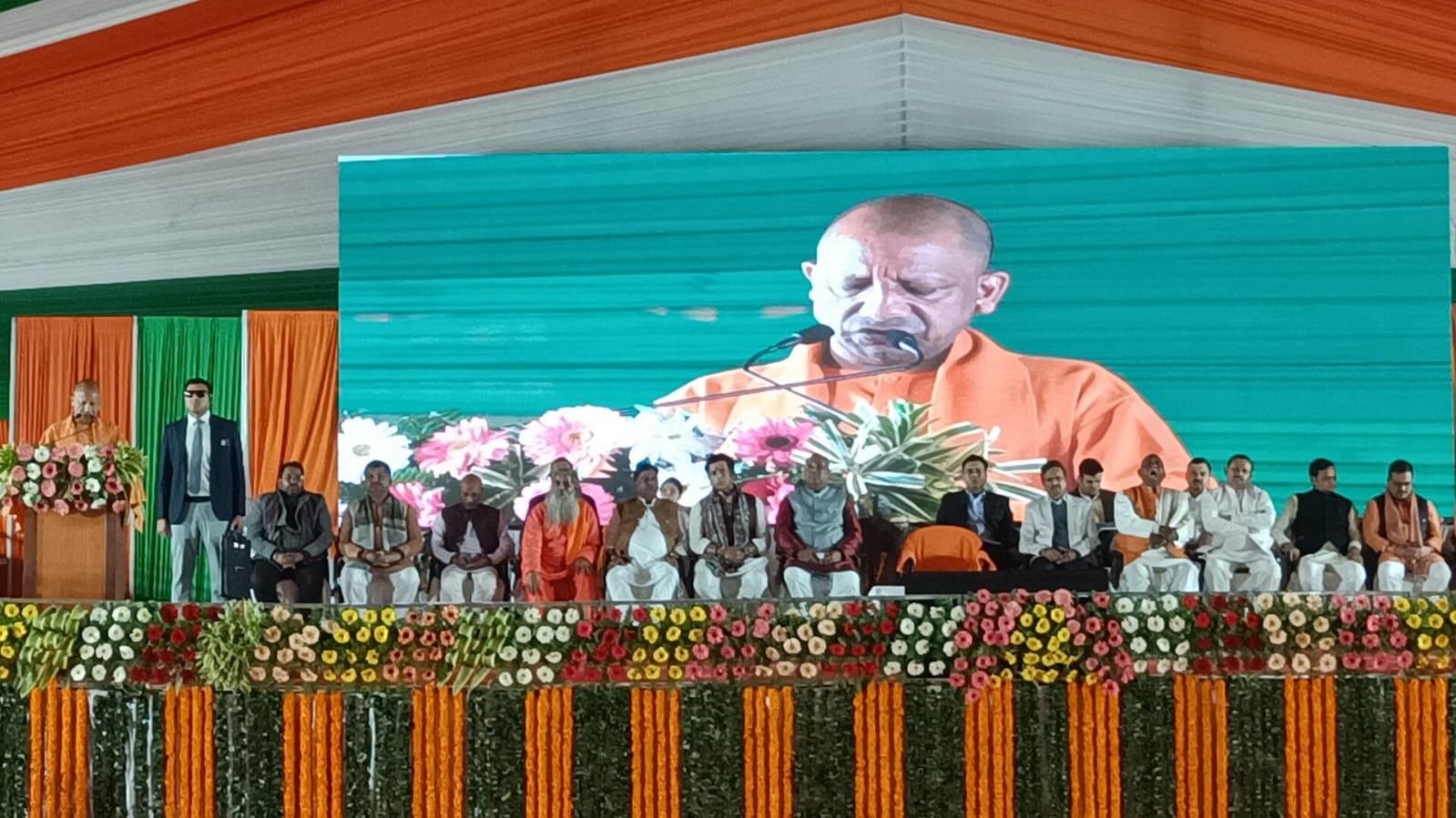 गोरखपुर के विकास को मिली नई रफ्तार, सीएम योगी ने आरओबी और फ्लाईओवर किया जनता को समर्पित