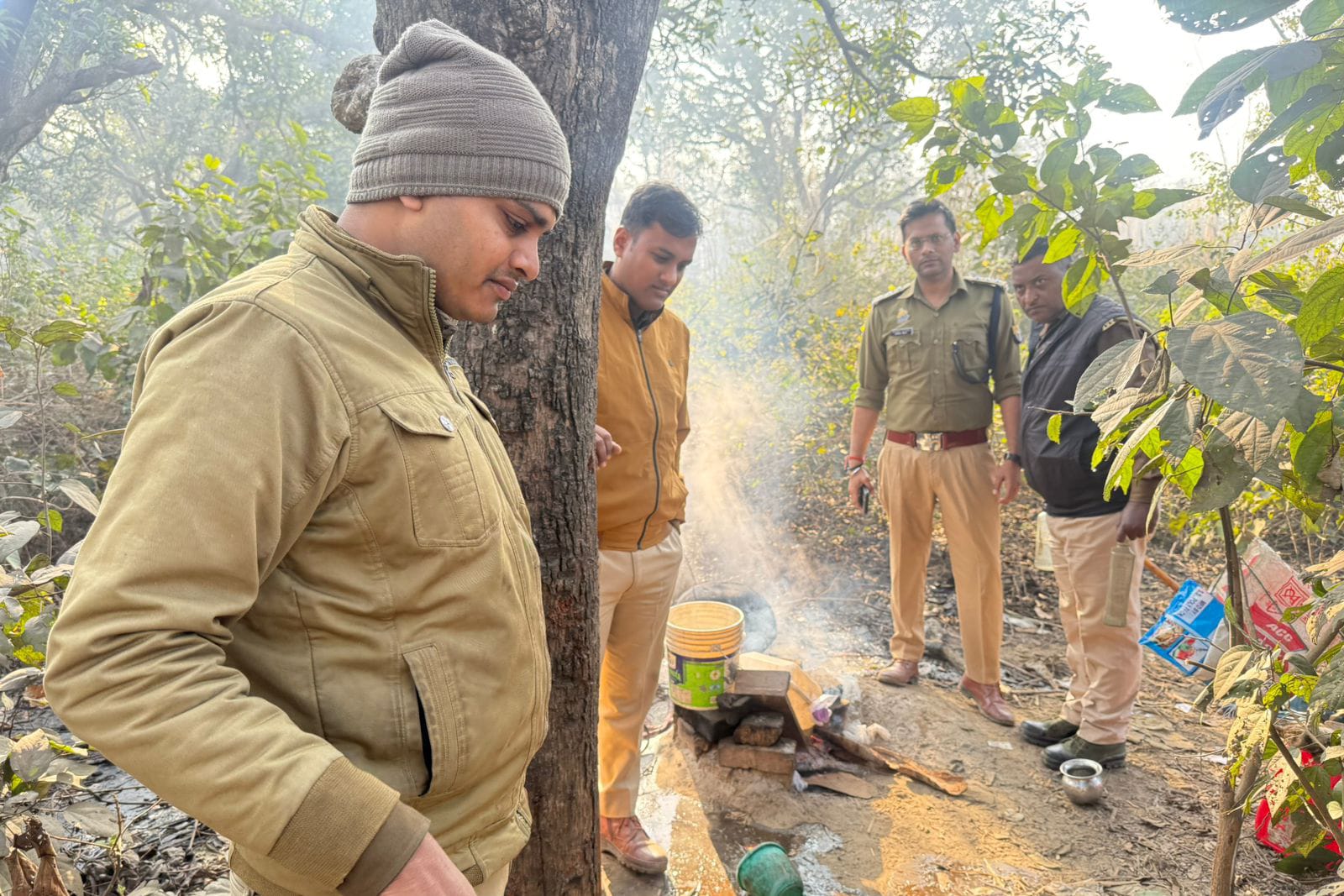 त्योहारों से पहले कुशीनगर में आबकारी विभाग का बड़ा एक्शन, कच्ची शराब के अड्डों पर चला बुलडोज़र अभियान, माफियाओं में हड़कंप