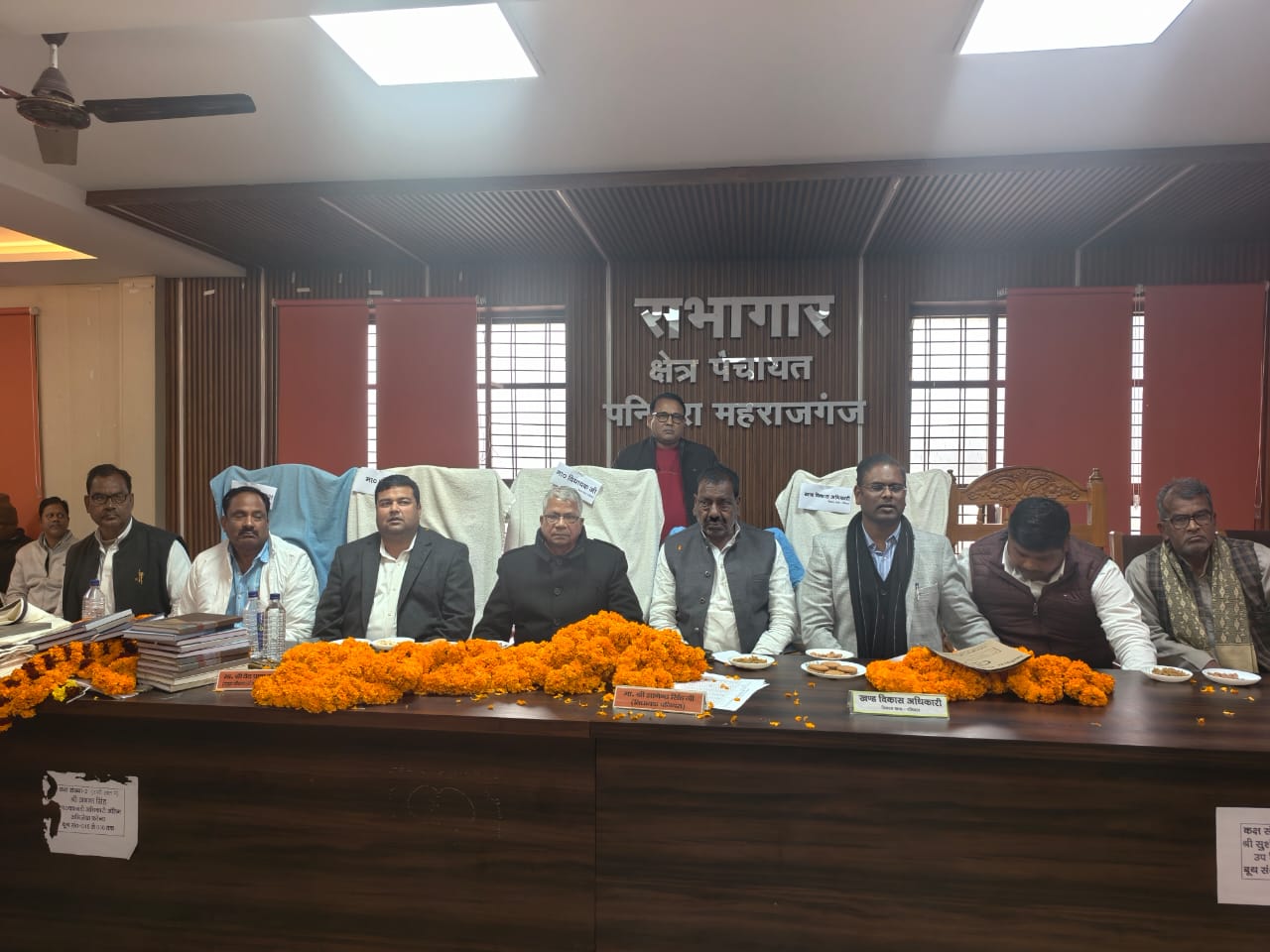 पनियरा ब्लॉक की बैठक में विकास योजनाओं पर मंथन, एसआईआर जागरूकता पर जोर