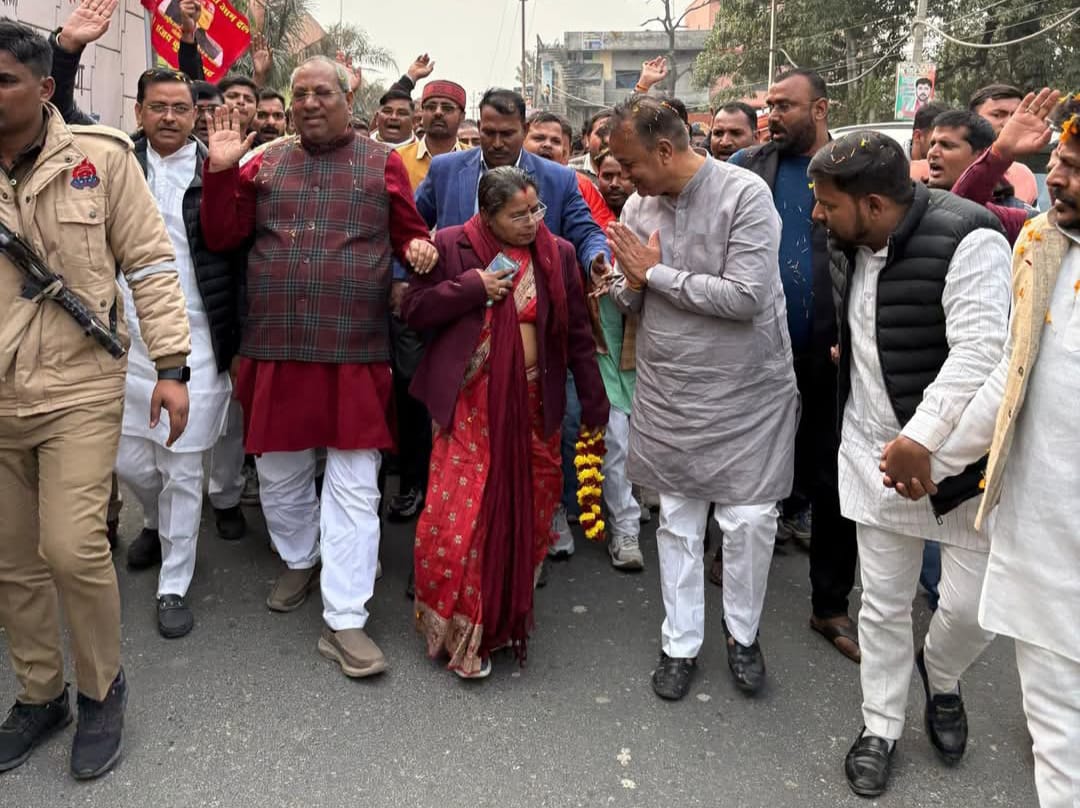 कुशीनगर में डॉ. संजय निषाद के स्वागत के दौरान बड़ा हादसा टला, बुलडोजर पलटा, मची अफरा-तफरी, जानिए ताज़ा अपडेट