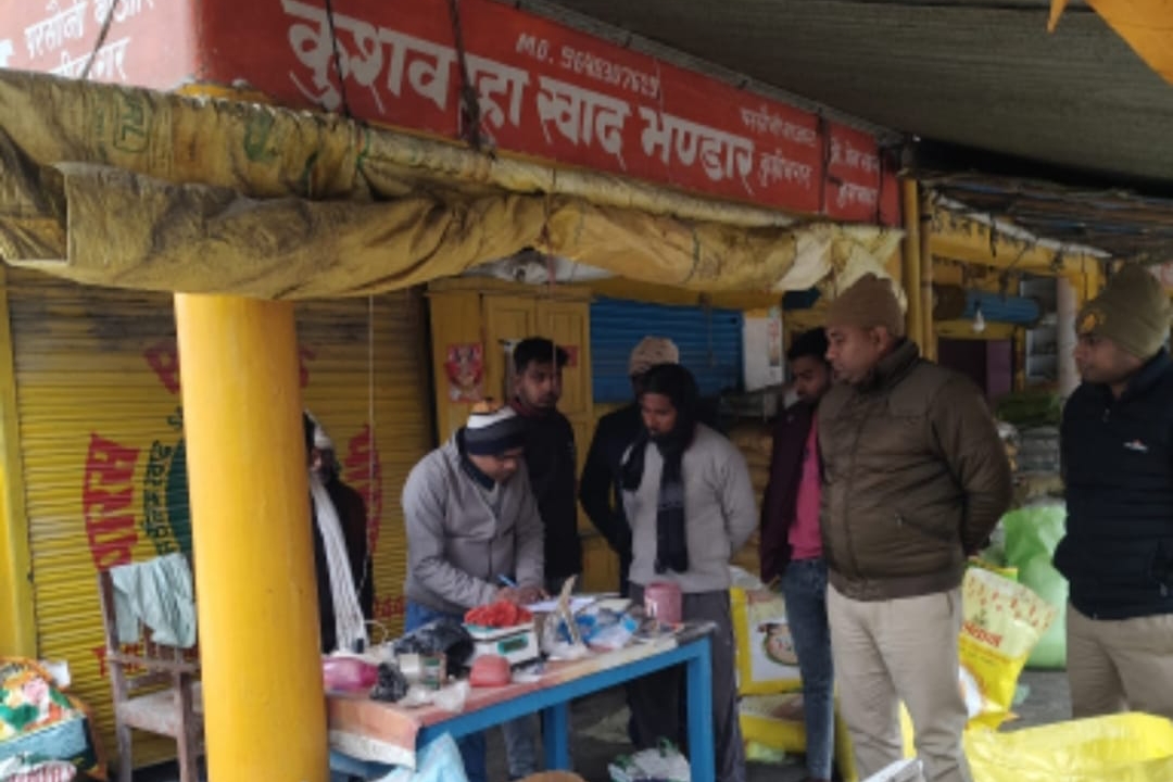 कुशीनगर से रातों-रात बिहार भेजी जा रही थी खाद, पुलिस ने ऐसे खोली पोल, जानिए पूरा अपडेट