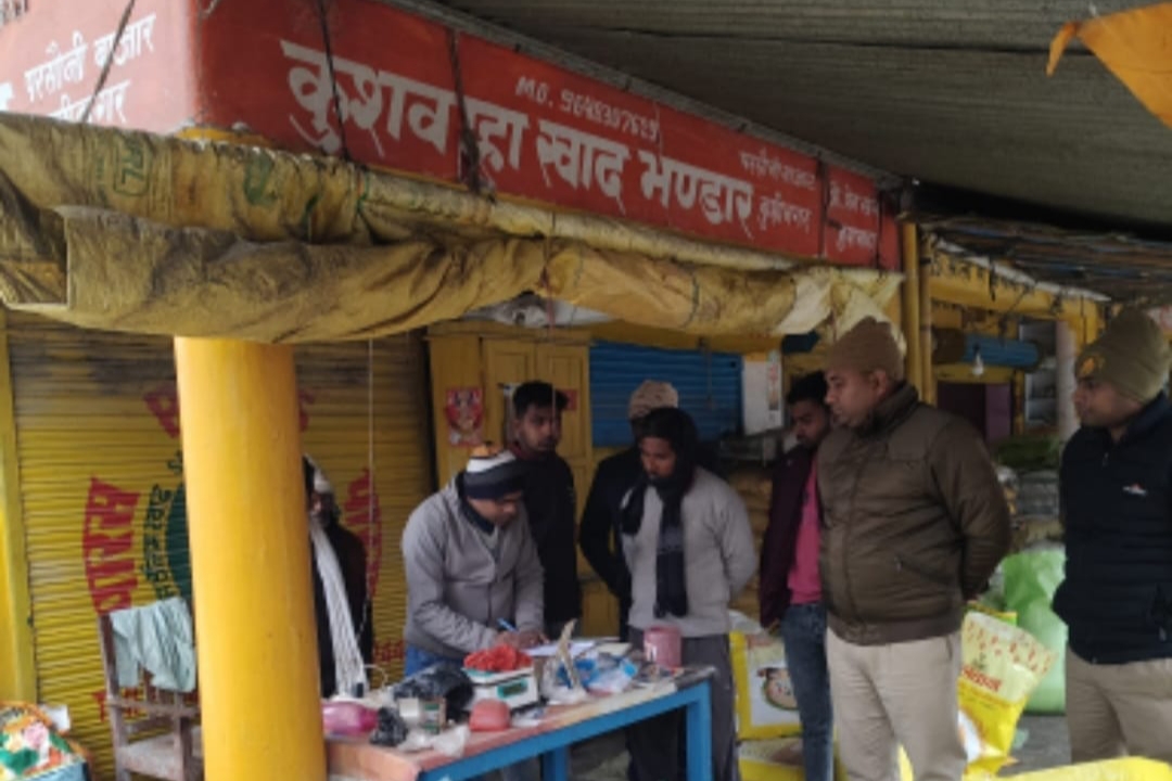 कुशीनगर में खाद तस्करी का मामला: बिहार भेजी जा रही खाद पकड़ी गई, विक्रेता का लाइसेंस निरस्त