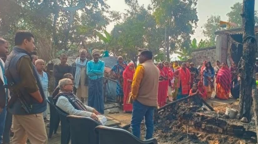 अचानक लगी आग से गरीब परिवार की झोपड़ी जलकर राख, पनियरा विधायक ने बढ़ाया मदद का हाथ