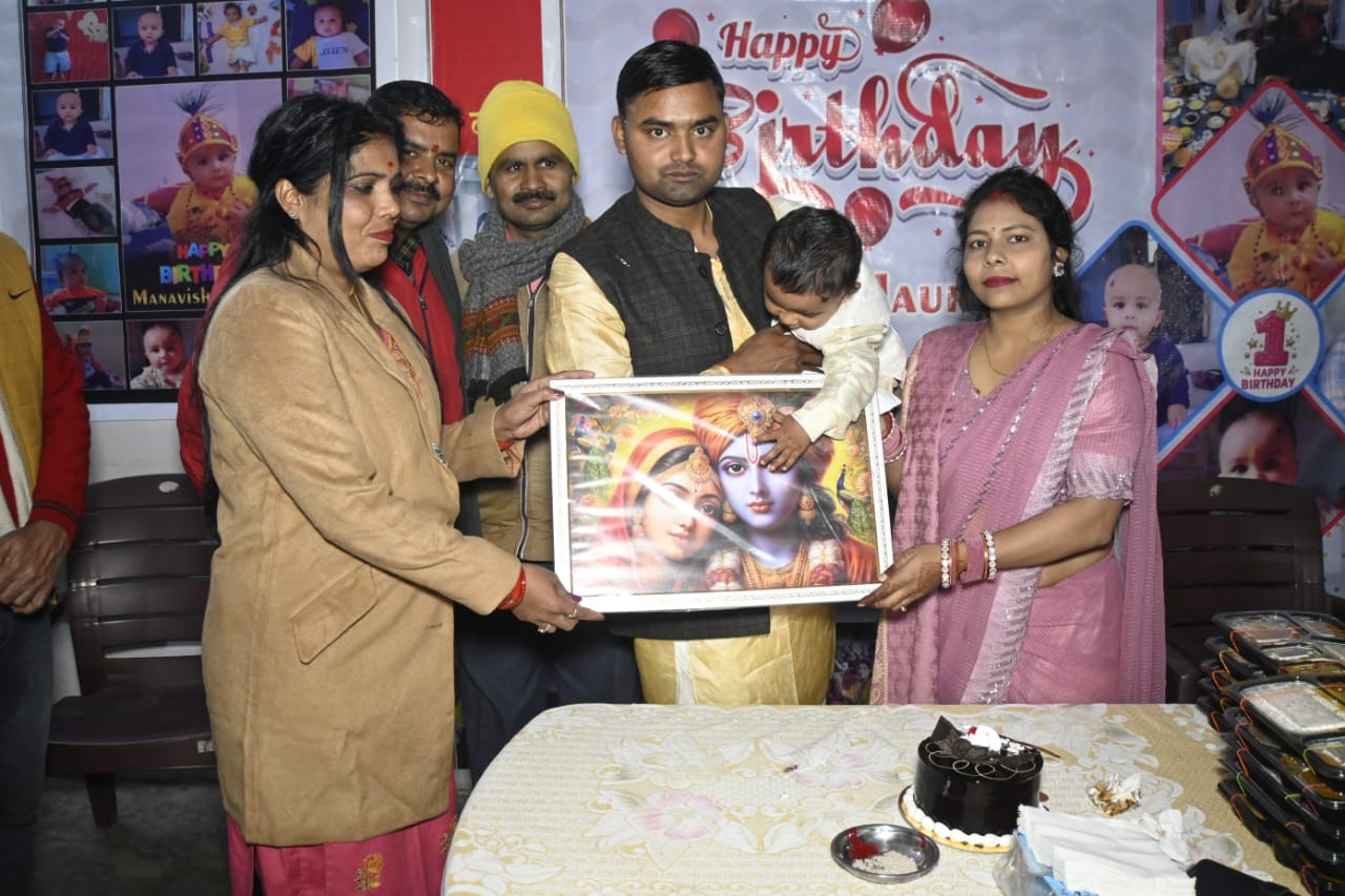 कुशीनगर के वृद्धाश्रम में मानवता की मिसाल, बच्चे के पहले जन्मदिन ने बुजुर्गों की आँखों में भर दी ख़ुशी