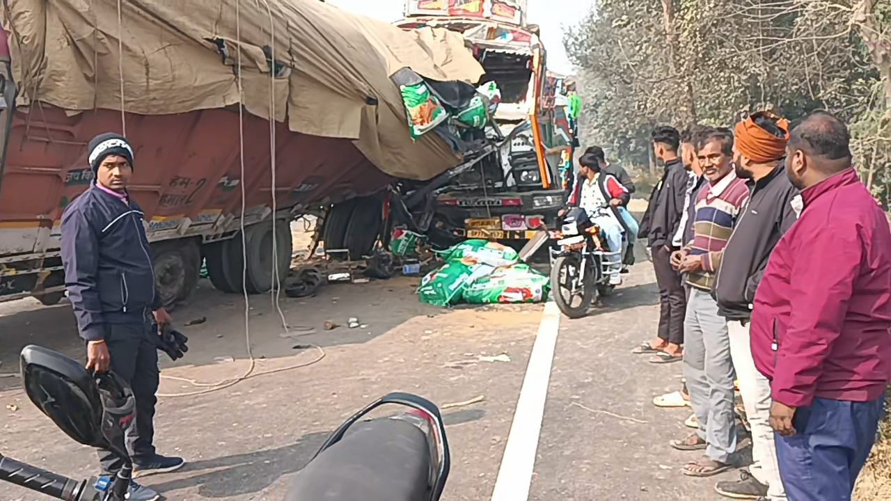 एक झपकी और तीन ट्रकों की जोरदार भिडंत, कुशीनगर हाईवे पर थमी रफ़्तार, घंटों जाम में फंसे रहे वाहन
