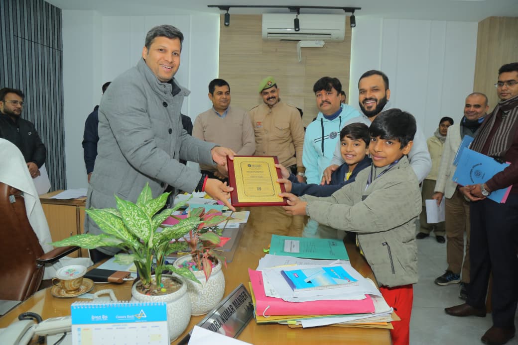 Ghaziabad News: जिलाधिकारी ने सुनी जनता की समस्याएं, नन्हे स्केटर्स को किया सम्मानित