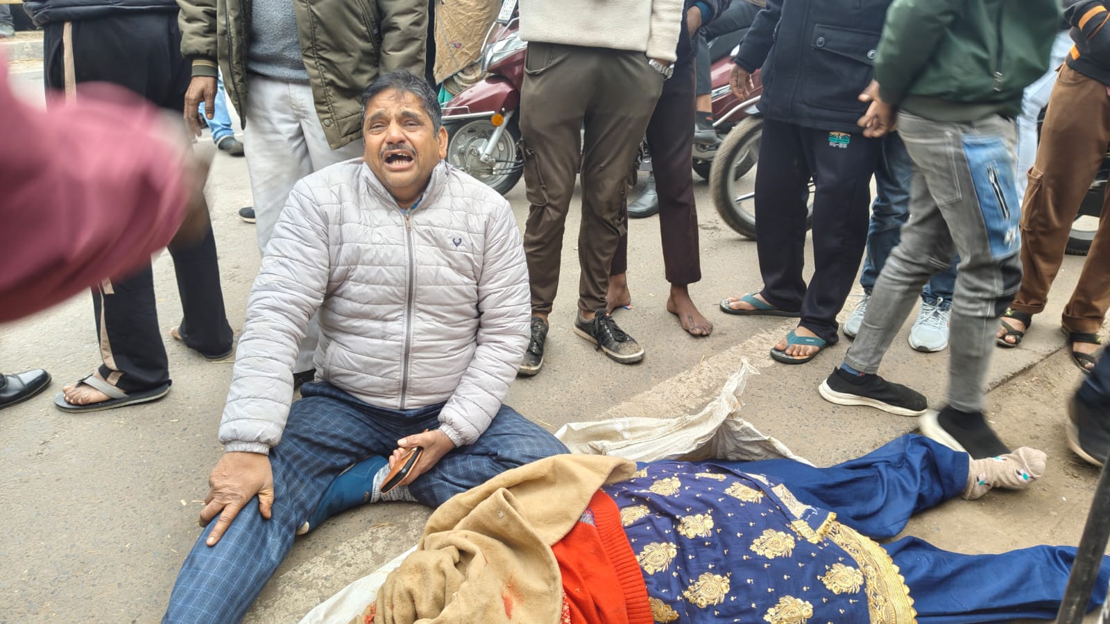 डिबाई में दर्दनाक सड़क हादसा, ट्रक के नीचे आने से 55 वर्षीय महिला की मौत, पति सदमे में