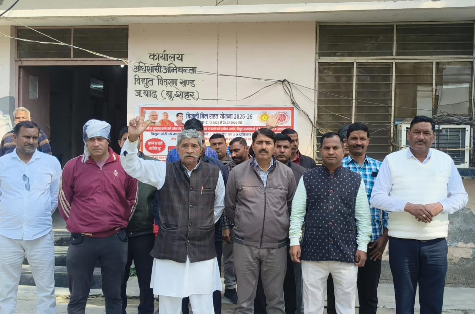 एसएसओ पद पर तैनात पूर्व सैनिकों ने वेतन भुगतान की मांग को लेकर किया हंगामा, जहांगीराबाद विद्युत डिवीजन में मचा हड़कंप