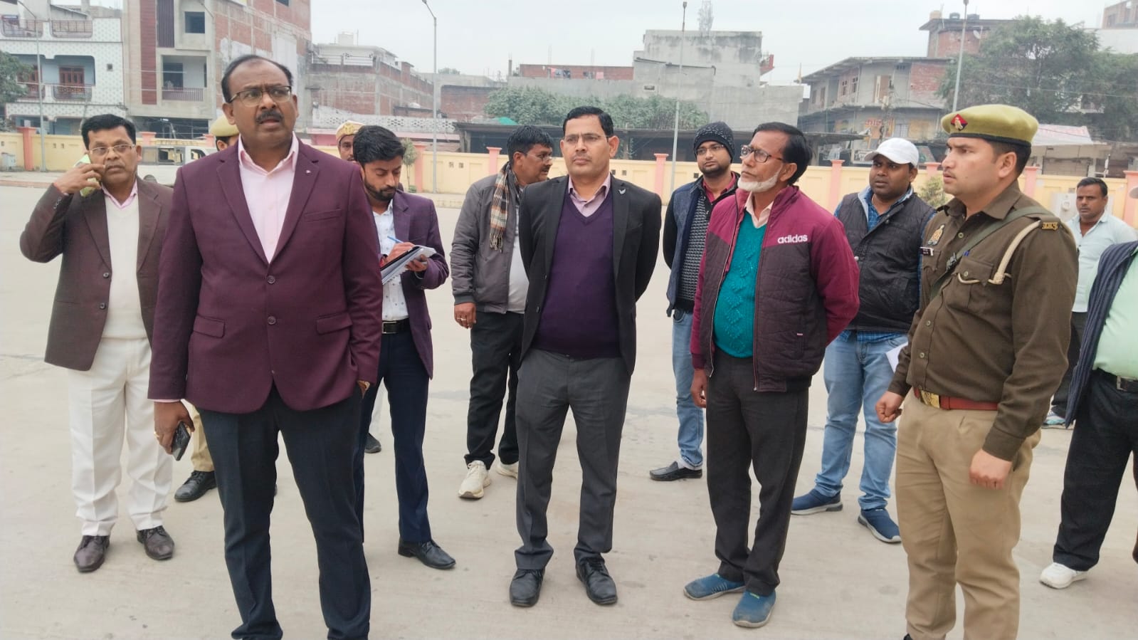 डीएम ने किया महराजगंज बस स्टेशन का औचक निरीक्षण, गंदगी पर जताई नाराजगी, व्यवस्थाओं में सुधार के निर्देश