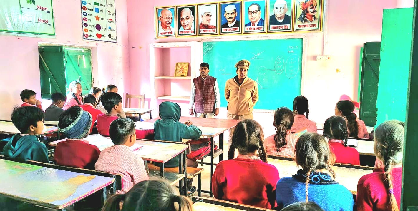 महराजगंज में महिला सुरक्षा को लेकर पुलिस का जागरूकता अभियान, मिशन शक्ति के तहत स्कूलों में दी गई अहम जानकारी