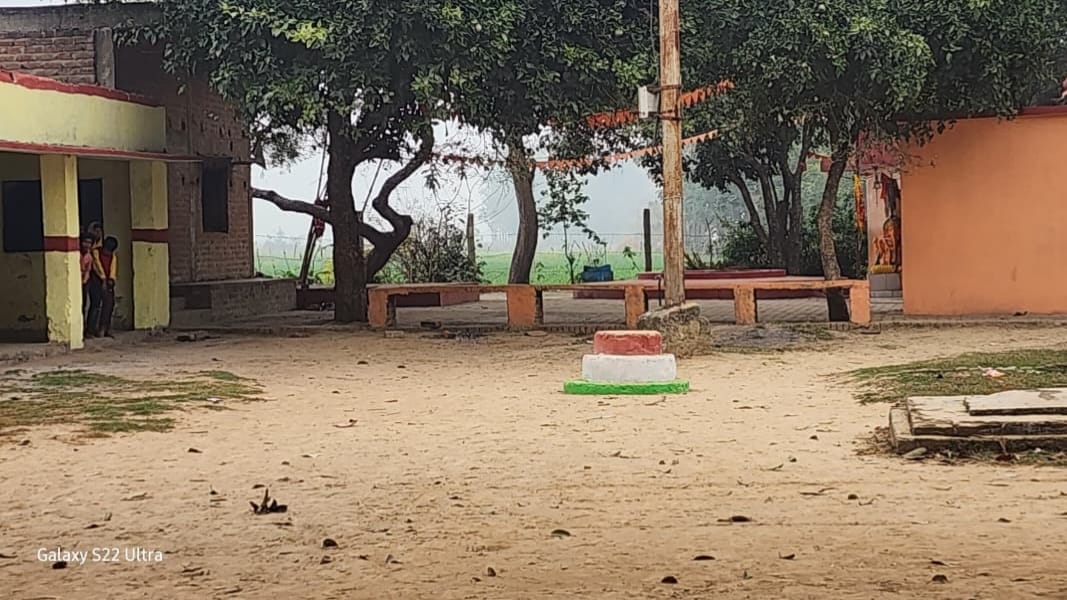महराजगंज में बिना चाहरदीवारी का विद्यालय बना खतरे का ज़ोन, बच्चों की सुरक्षा पर मंडरा रहा जंगली जानवरों का साया