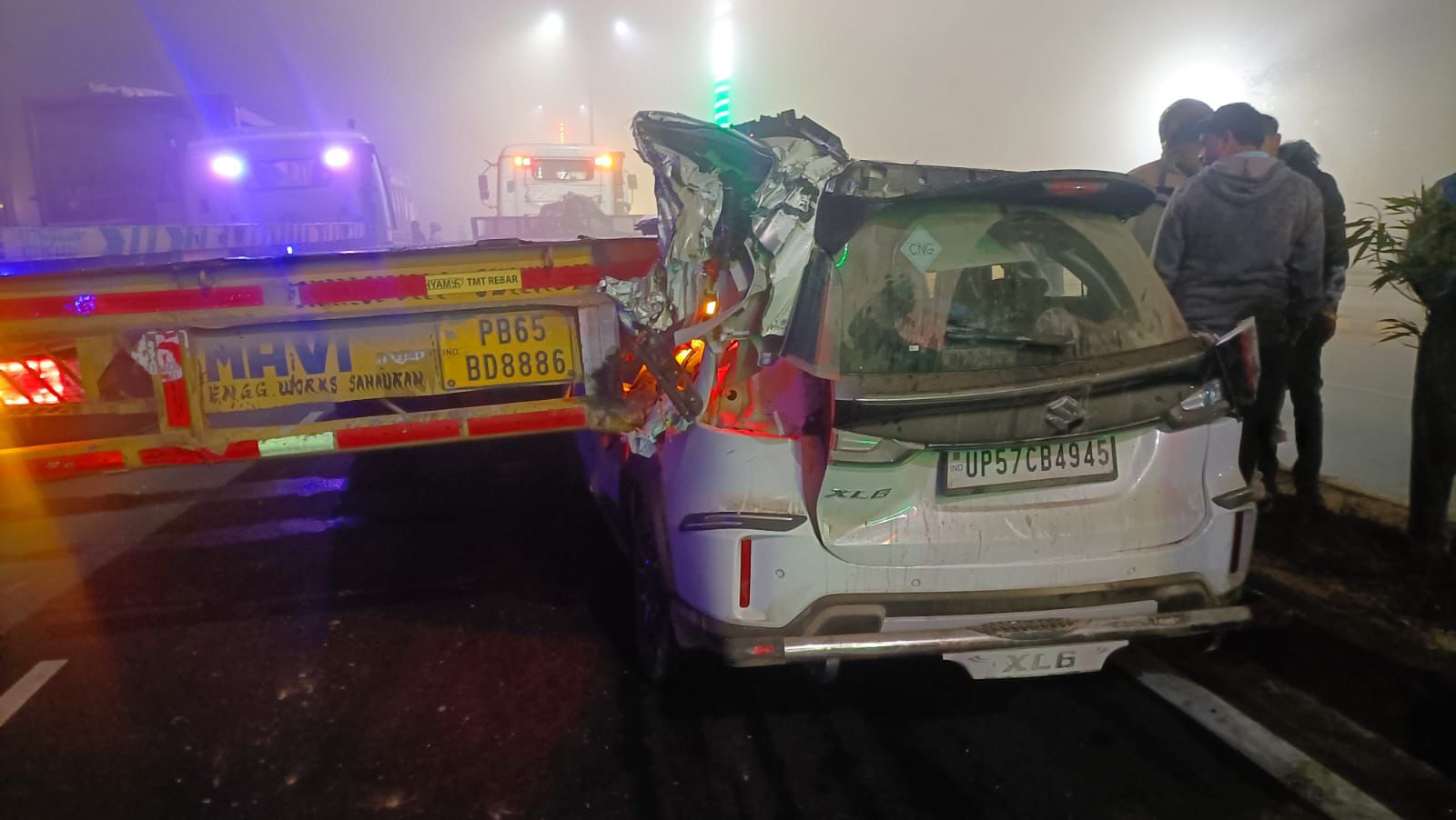 कुशीनगर में भीषण सड़क हादसा, तेज रफ्तार कार ने ली तीन युवकों की जान, सीएम योगी ने लिया मामले का संज्ञान