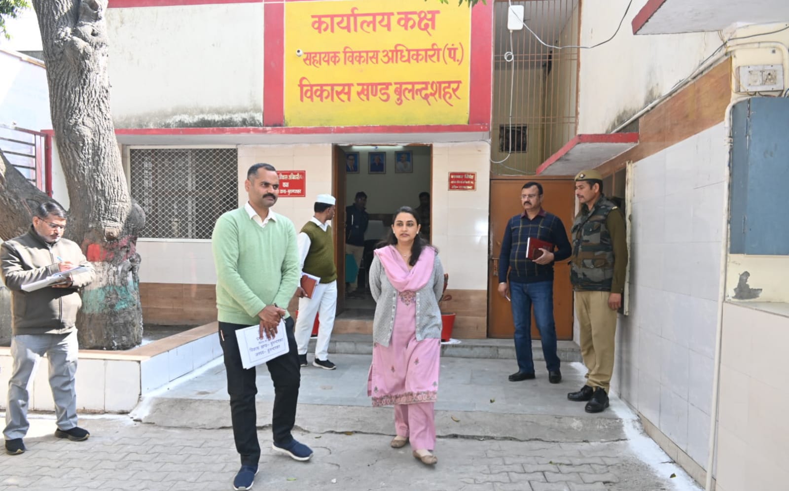 अचानक बीडीओ कार्यालय पहुंचीं जिलाधिकारी श्रुति, व्यवस्थाओं की परखी हकीकत, जनसुविधाओं की प्रगति पर सख़्त नज़र