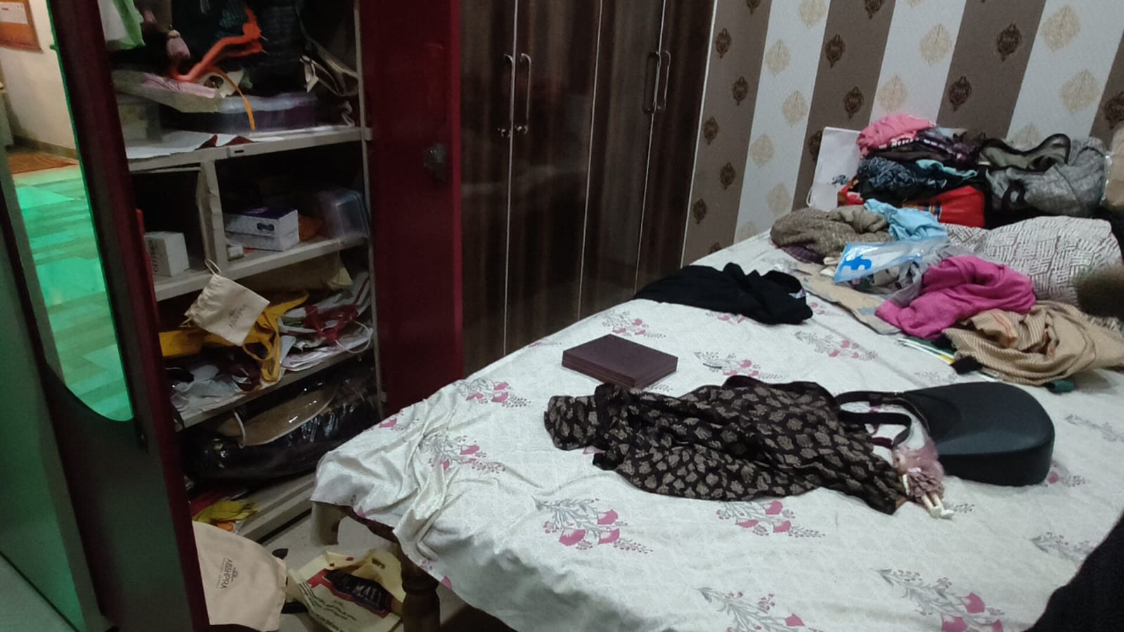 महराजगंज: नगर पंचायत कर्मचारी के घर लाखों की चोरी, CCTV में कैद हुई पूरी वारदात, इलाज के लिए बाहर गया था परिवार