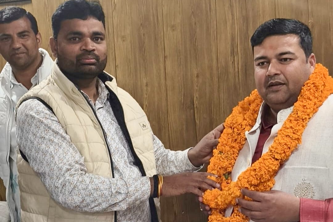 समर्थकों और जनप्रतिनिधियों के बीच धूमधाम से मना ब्लॉक प्रमुख वेदप्रकाश शुक्ल का जन्मदिवस, पनियरा में उत्सव का माहौल