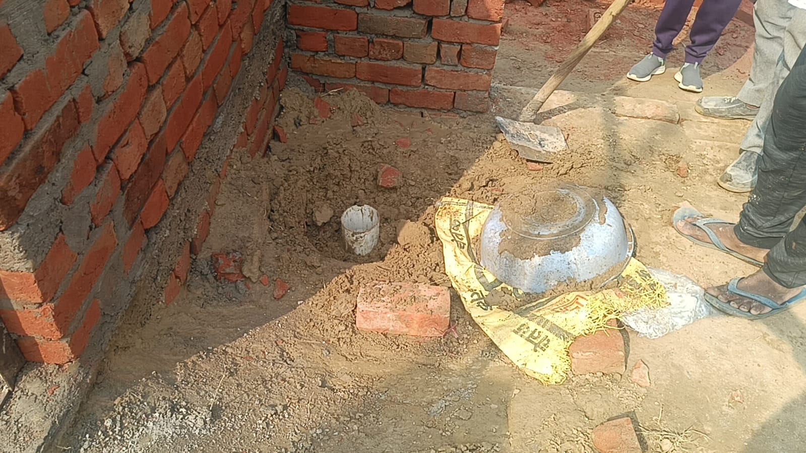 शिकारपुर में निर्माणाधीन मकान बना चोरों का निशाना, मोटर-स्टार्टर केबल लेकर फरार, लोगों ने उठाए सुरक्षा व्यवस्था पर सवाल