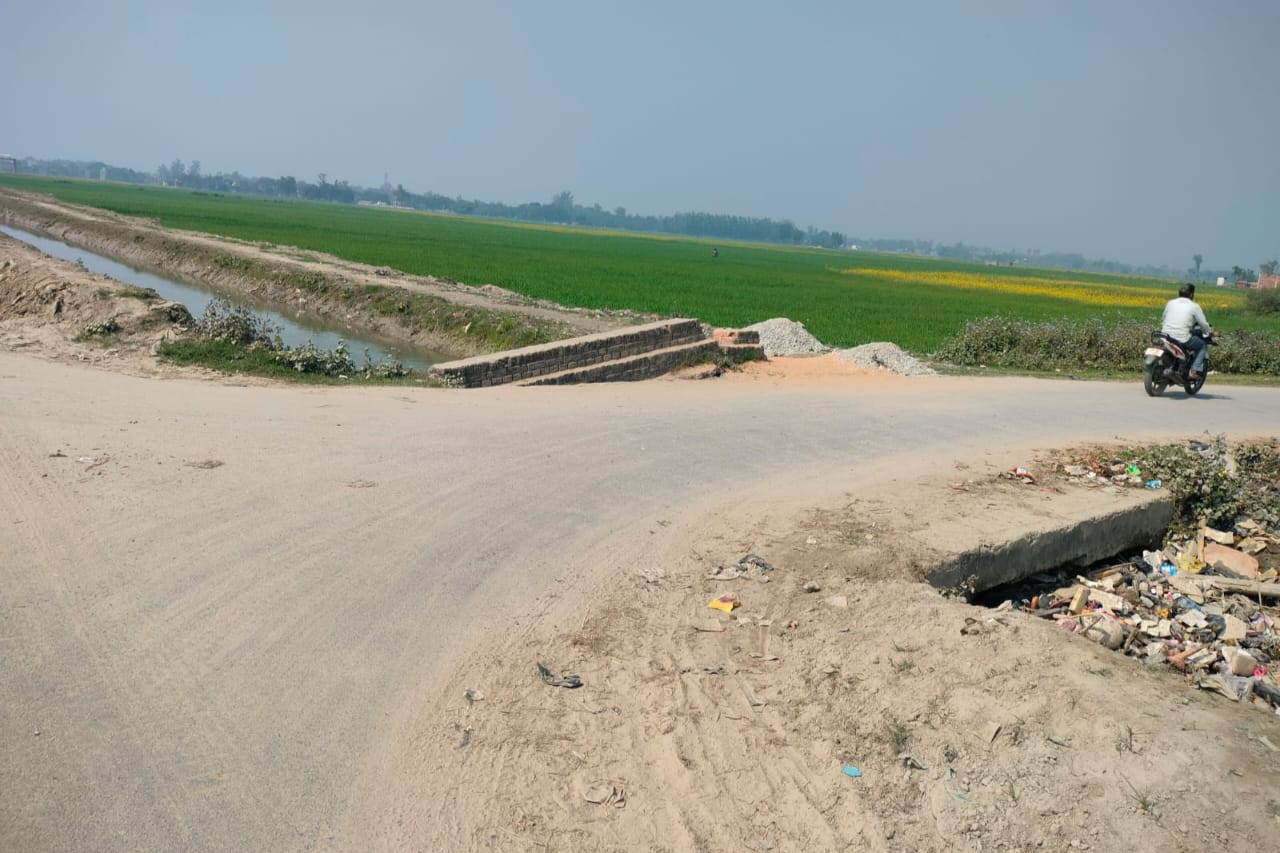 Maharajganj: टूटी पुलिया की रेलिंग से बढ़ा हादसे का खतरा, ग्रामीणों की मांग- तत्काल मरम्मत न हुई तो होगा आंदोलन