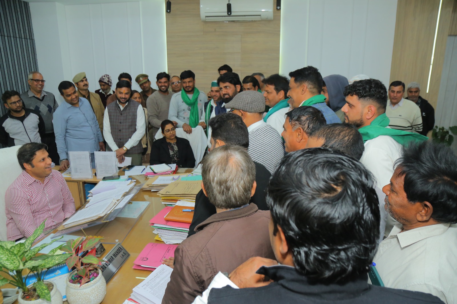 गाजियाबाद DM का जनता दर्शन, शिकायतों के गुणवत्तापूर्ण निस्तारण पर जोर, बोले- जनहित में लापरवाही नहीं होगी बर्दाश्त