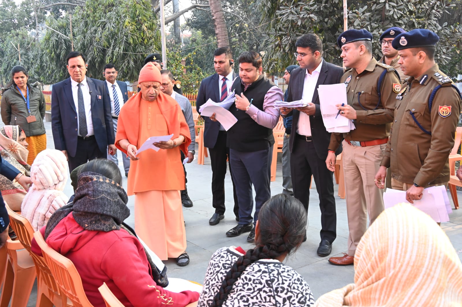 जनता दर्शन में CM योगी का सख्त आदेश, पीड़ितों को न्याय दिलाने में लापरवाही नहीं चलेगी, गलत जांच रिपोर्ट पर होगी FIR