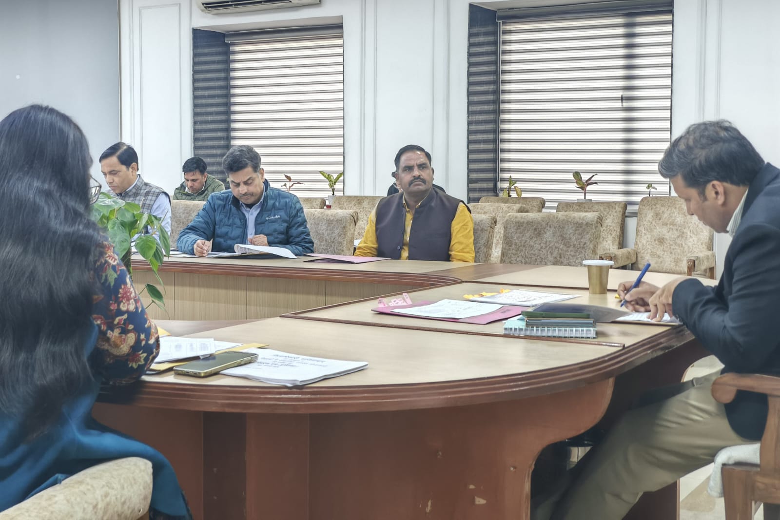 जिलाधिकारी ने की नगरीय निकायों की योजनाओं की गहन समीक्षा, समयबद्ध विकास कार्य सुनिश्चित करने के निर्देश