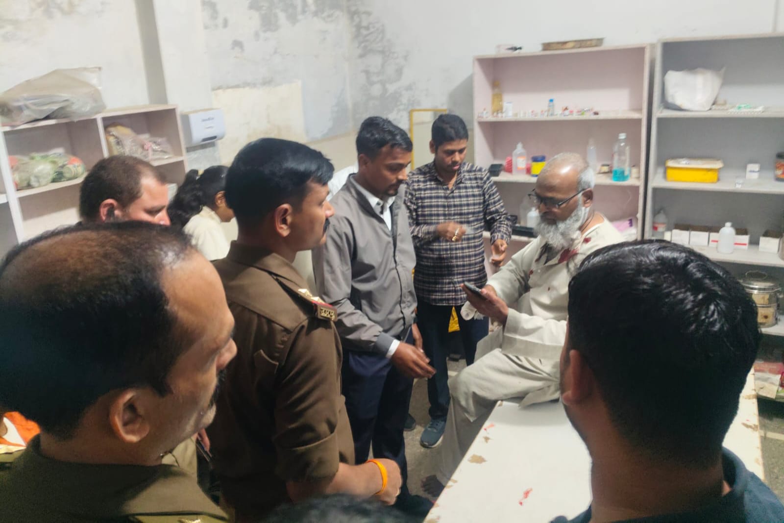 Crime: गहनों की दुकान बनी खून का अखाड़ा, नाती ने दादा पर चाकू से किया जानलेवा हमला, संपत्ति विवाद बनी वजह