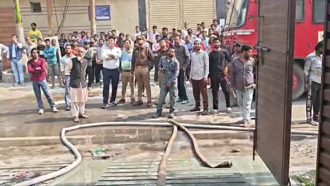 ट्रोनिका सिटी की गारमेंट फैक्ट्री में लगी भीषण आग, 150 मजदूर बाल-बाल बचे, सुरक्षा पर उठे सवाल