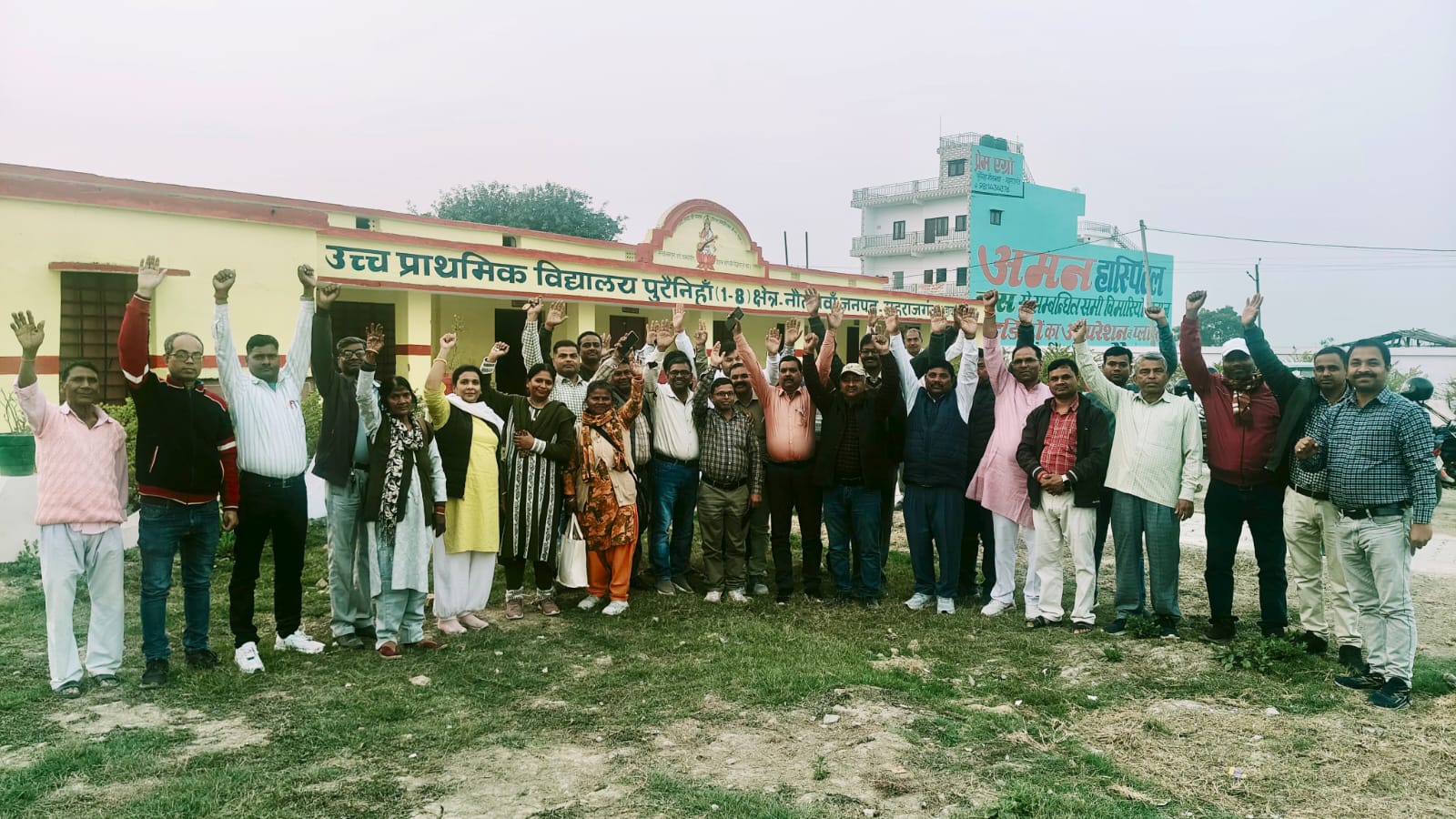 महराजगंज में टेट अनिवार्यता के खिलाफ विरोध तेज, शिक्षकों ने हाथों में बांधी काली पट्टी, दिल्ली तक आंदोलन की चेतावनी