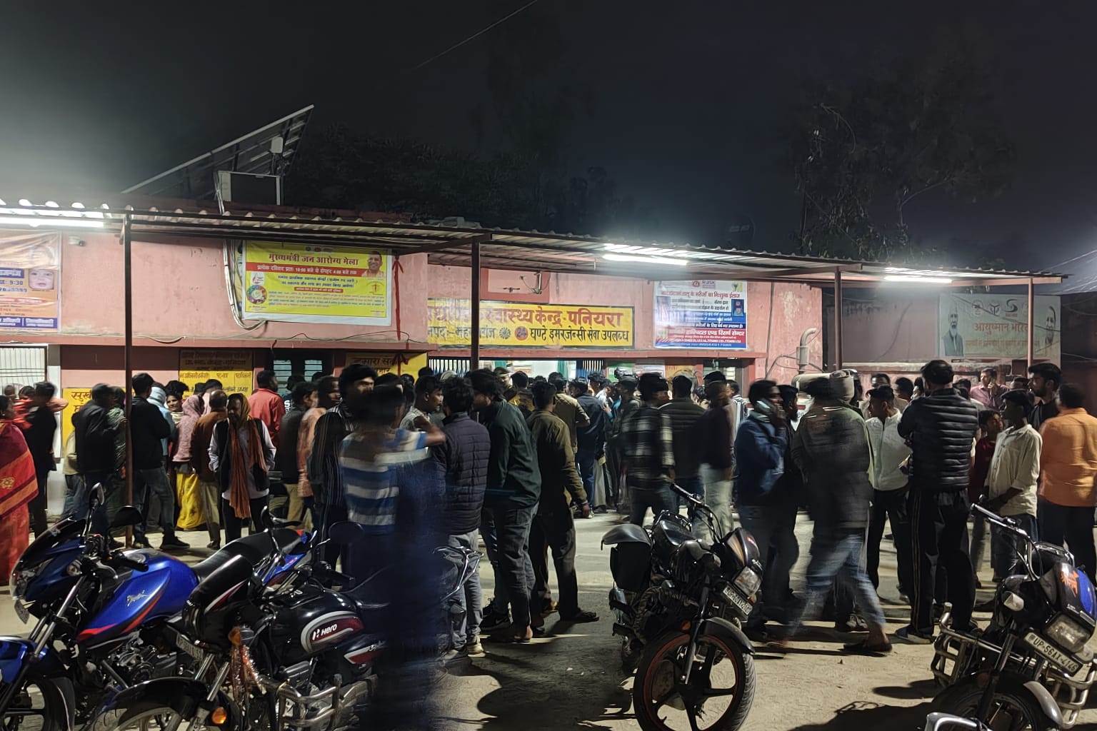 पनियरा मार्ग पर भीषण हादसा, धान लदी खड़ी ट्रॉली से टकराई बाइक, दो युवकों की दर्दनाक मौत