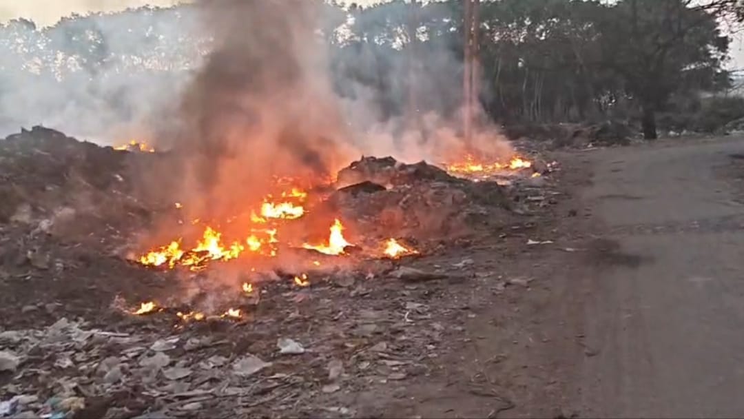 जहरीले धुएँ से घुट रही गाजियाबाद की हवा, औद्योगिक कचरा जलने से AQI फिर खतरनाक स्तर पर