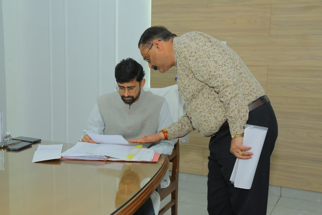 जनता दर्शन में सीडीओ का सख्त संदेश, गरीबों को परेशान करने वालों पर होगी कठोर कार्रवाई