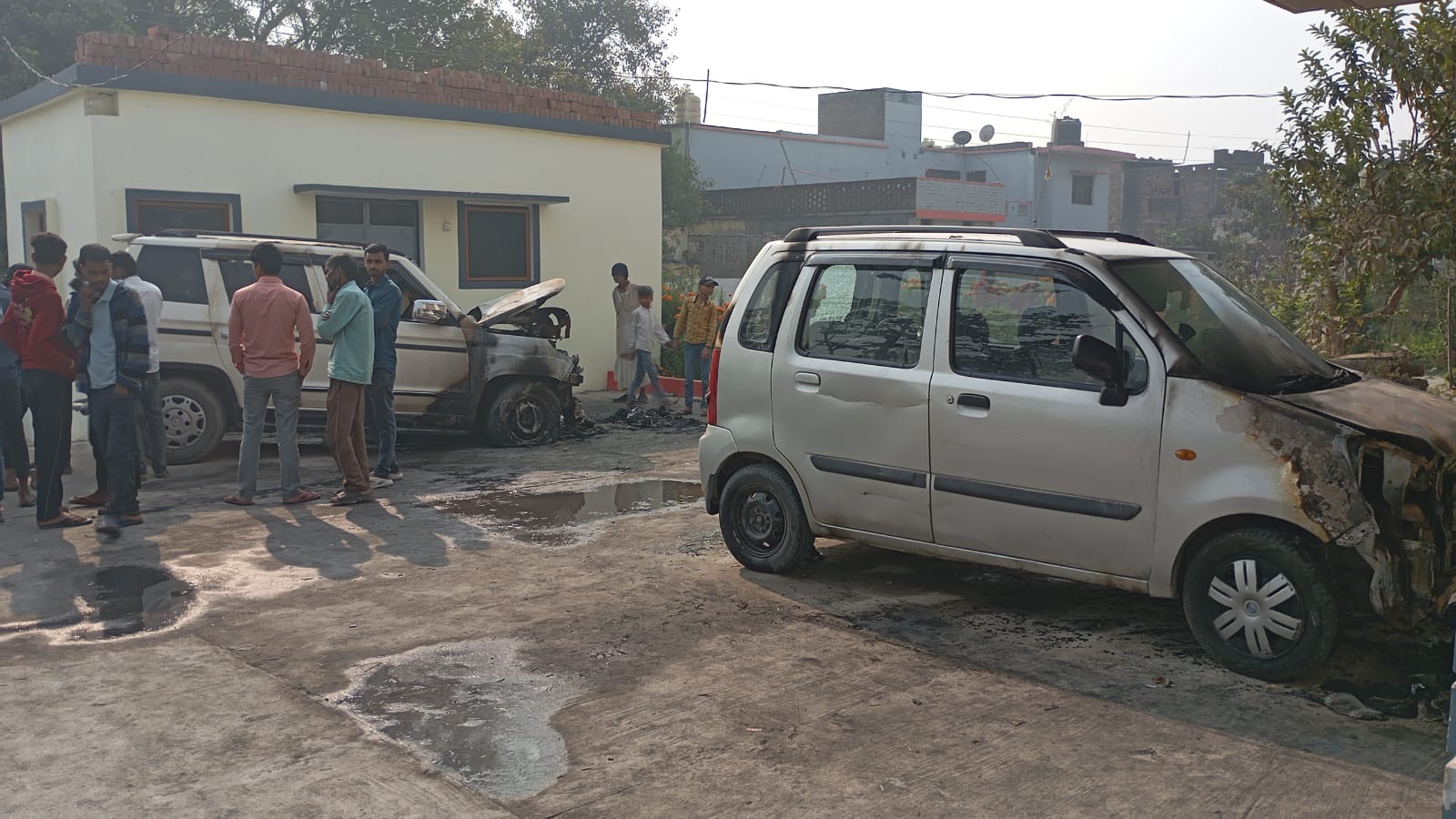 नेबुआ नौरंगिया में सनसनीखेज वारदात, आधी रात आग की लपटों में घिरीं बीडीओ की गाड़ियां