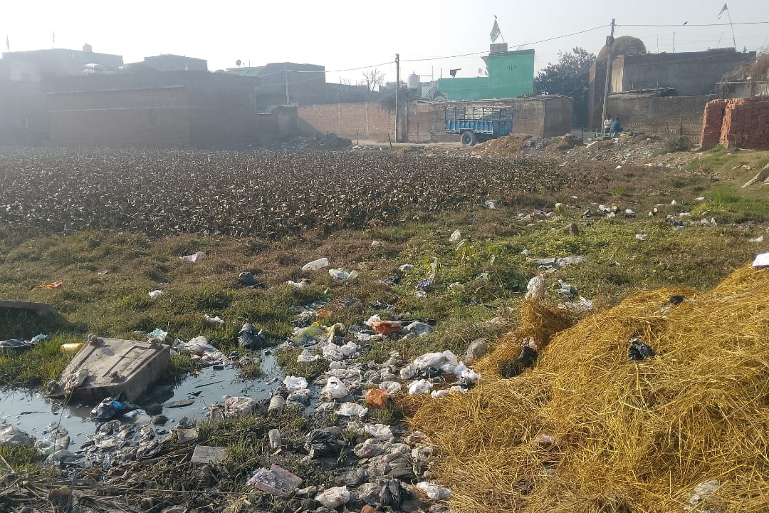 पंचायत की लापरवाही से तालाब में कूड़ा-करकट, मलेरिया-डेंगू-टाइफाइड का बढ़ा खतरा, ग्रामीणों का जीना हुआ दूभर