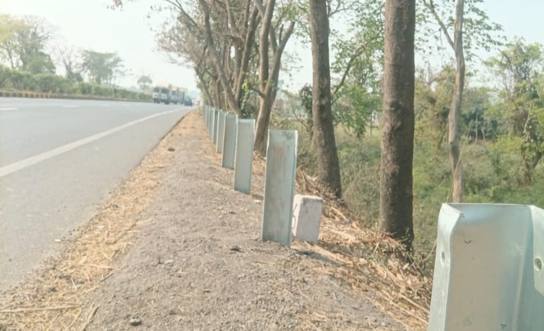 कुशीनगर में राष्ट्रीय राजमार्ग पर सुरक्षा नहीं, रोड सेफ्टी के नाम पर खुलेआम मानकों की अनदेखी, क्या किसी बड़े हादसे का इंतजार?