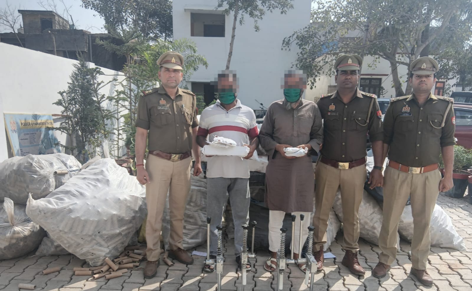 लोनी पुलिस की बड़ी कार्रवाई: अवैध आतिशबाजी फैक्ट्री का भंडाफोड़, बड़ी मात्रा में विस्फोटक के साथ दो आरोपी गिरफ्तार