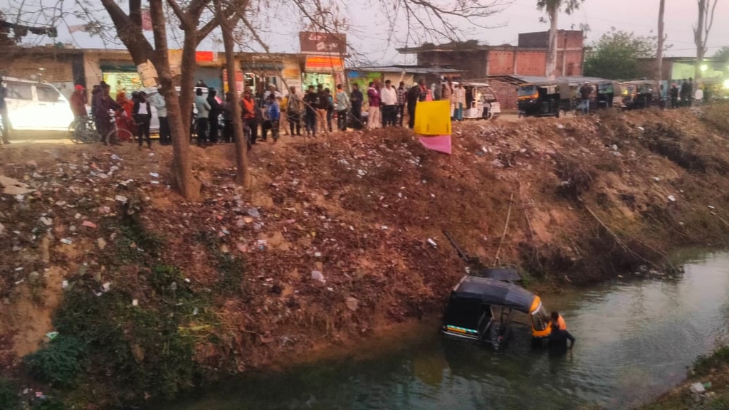 चालक की चूक से 40 फिट नीचे नहर में गिरा ऑटो, सवारी बैठाने के दौरान हुआ हादसा, मची अफरा-तफरी