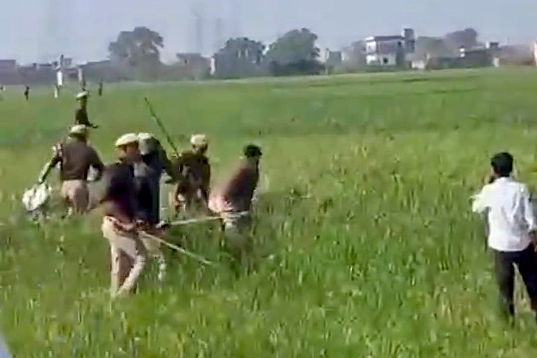 लोनी में डंपिंग ग्राउंड के खिलाफ किसानों का उग्र प्रदर्शन, पुलिस लाठीचार्ज में दर्जनों घायल, गांव में तनाव का माहौल