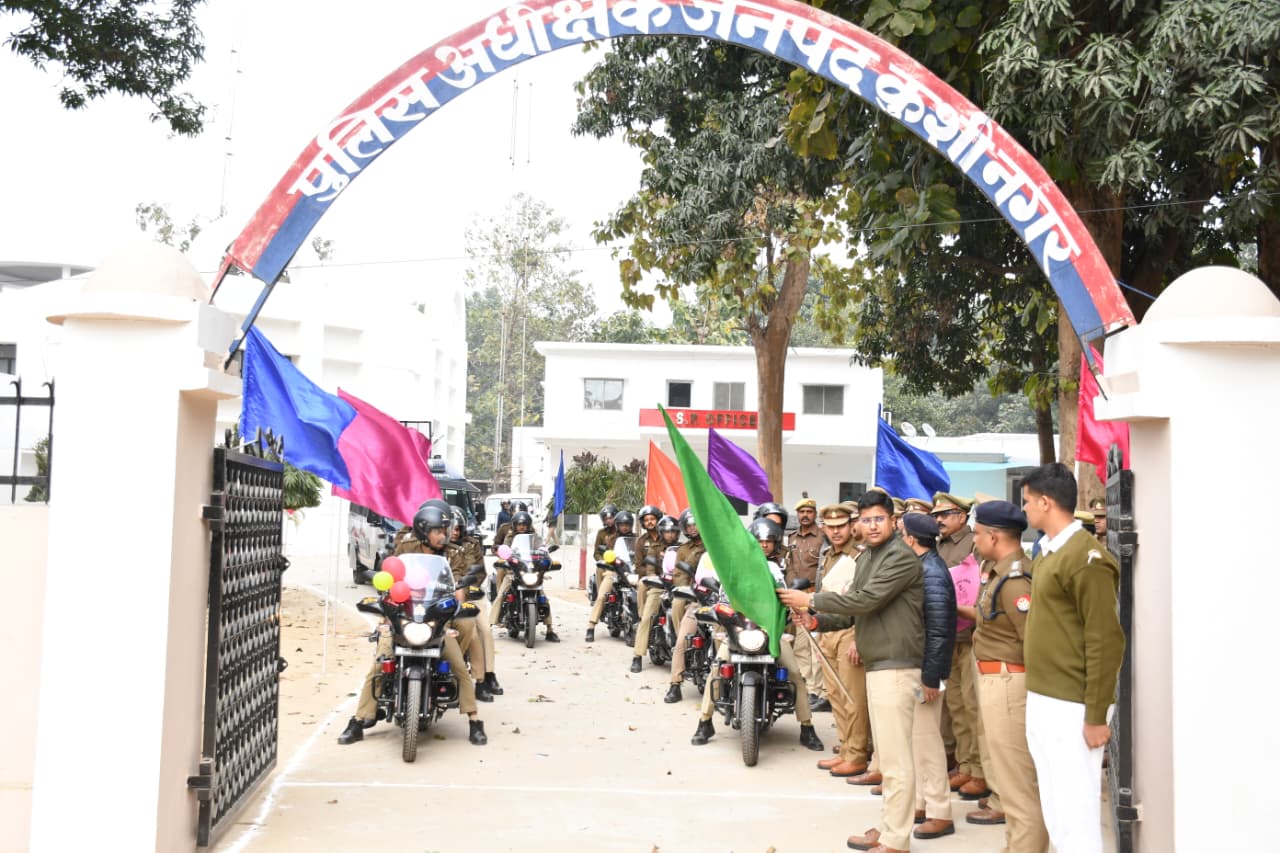 कुशीनगर में यूपी-112 आपात सेवा को मिली मजबूती, एसपी ने हरी झंडी दिखाकर नए वाहनों को किया रवाना