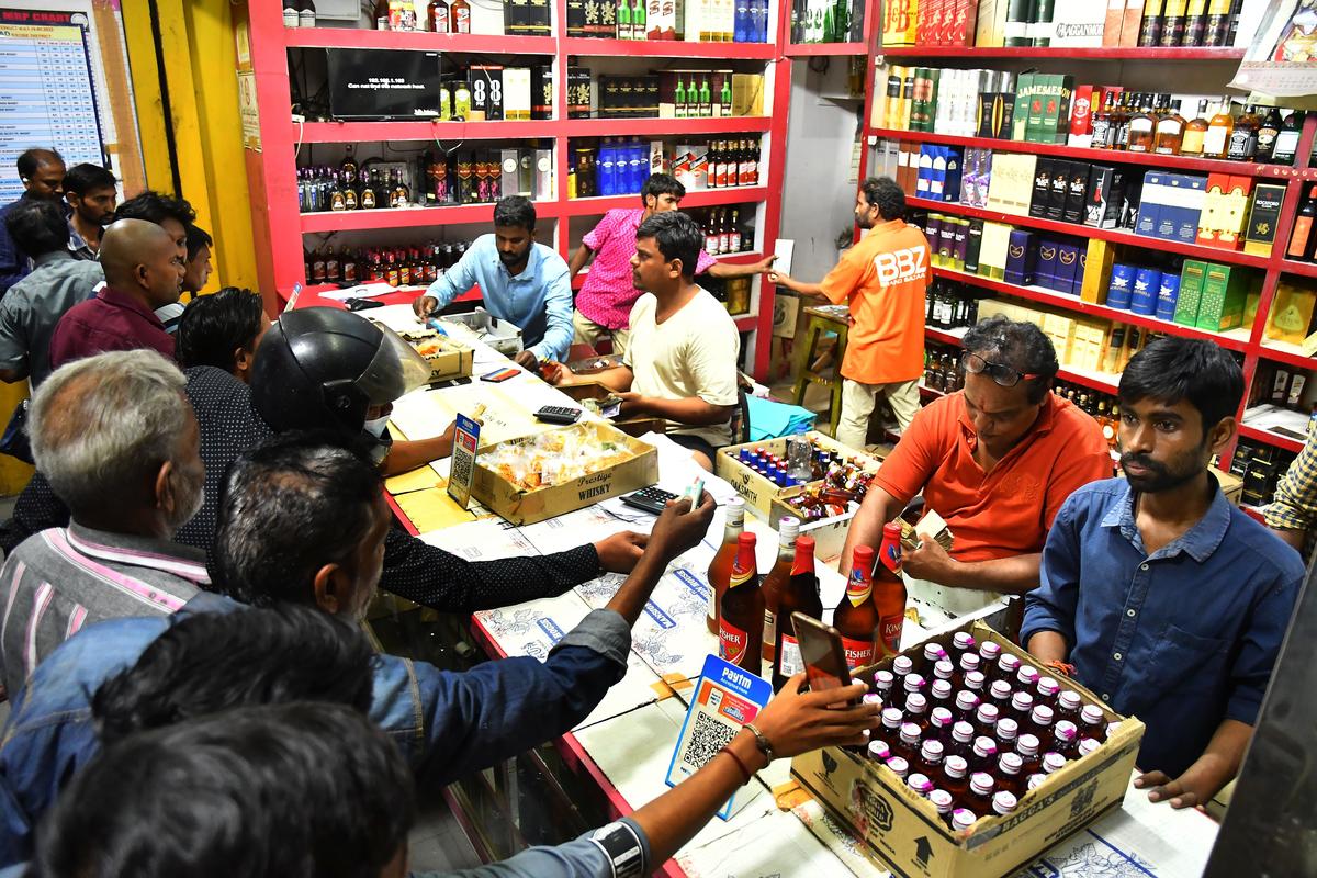 होली पर कुशीनगर में शराब बिक्री ने तोड़े पिछले रिकॉर्ड, आबकारी विभाग की कमाई 6 करोड़ पार