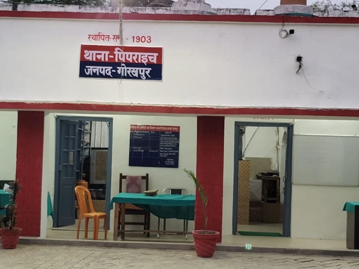गोरखपुर के पिपराइच में भीषण सड़क हादसा, पिकअप-बाइक की जोरदार भिड़ंत से मचा हड़कंप