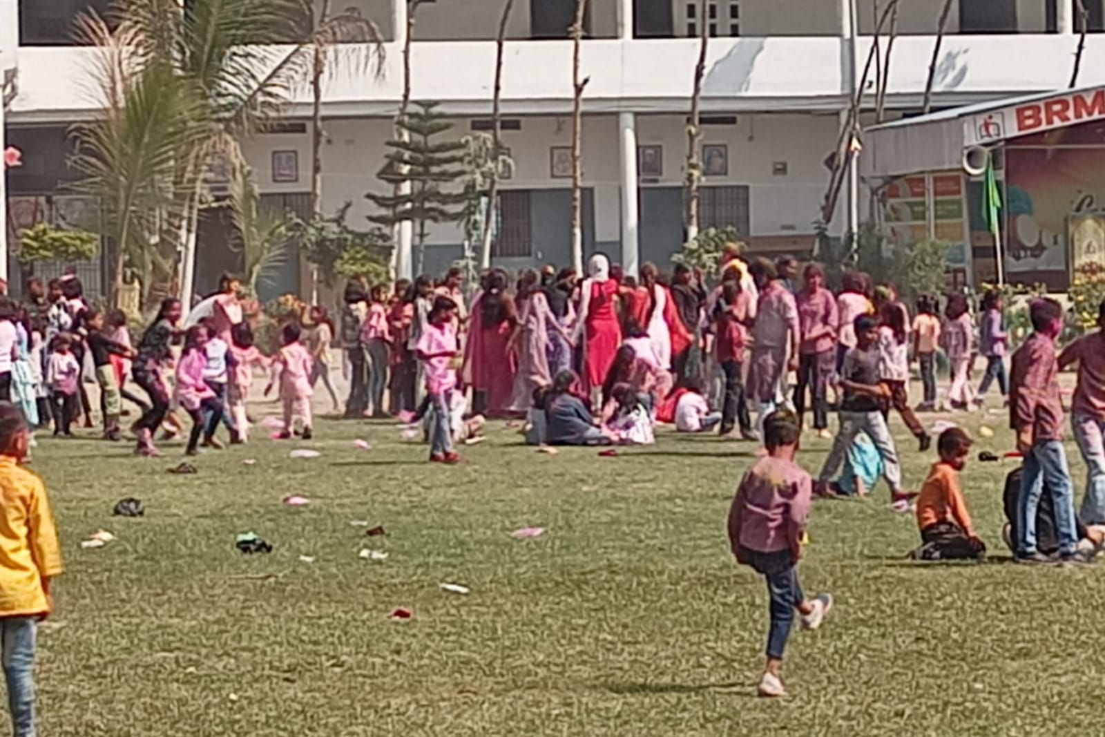 पढ़ाई के साथ पर्व की खुशियां: बीआरएम स्कूल प्रांगण में रंगों का उत्सव, बच्चों संग झूमे शिक्षक