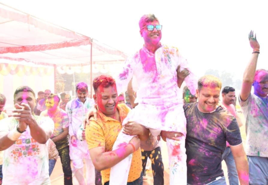 कुशीनगर पुलिस लाइन में रंगों की बहार, अधिकारियों-जवानों ने साथ मिलकर खेली होली