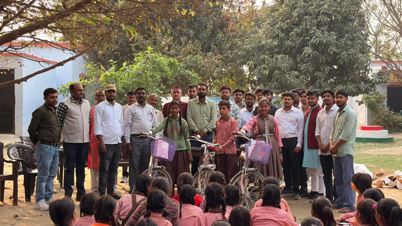 नितेश सिंह पटेल की पुण्यतिथि पर अनोखी पहल, मेधावी छात्रों को साइकिल देकर बढ़ाया शिक्षा का उत्साह