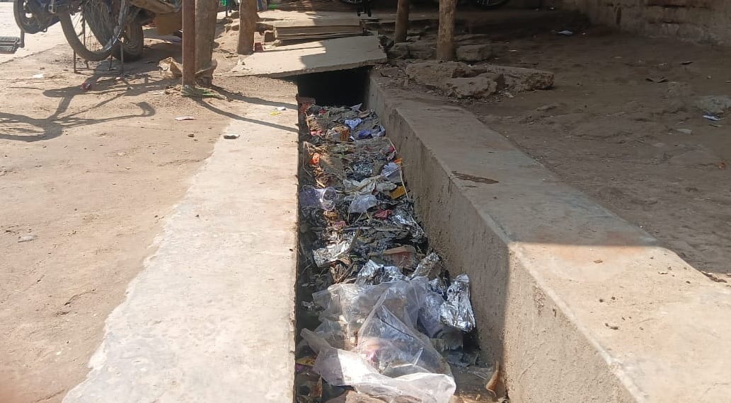 Maharajganj: सफाई कर्मचारी की लापरवाही से गांव में गंदगी का अंबार, बढ़ा बीमारी का खतरा, ग्रामीणों में आक्रोश