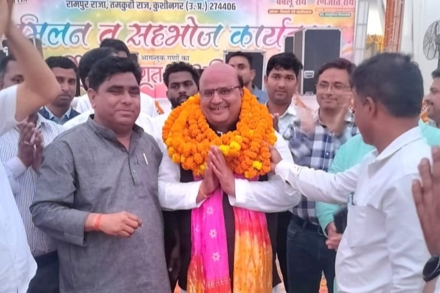 फूलों की होली में झूम उठा तमकुहीराज, पत्रकारों के मिलन समारोह में भोजपुरी सितारों ने बिखेरा रंग