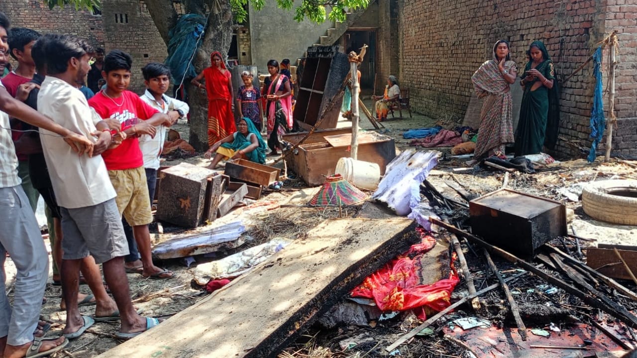 पनियरा में पटाखों की चिंगारी बनी आफत, मई में होनी थी बेटी की शादी, आग से सारा सामान जलकर राख